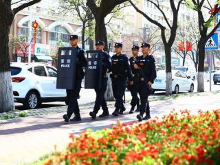 威海特警“五一”坚守岗位，守护市民平安出行