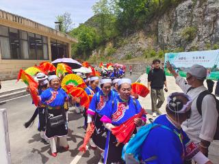 百里杜鹃：“五一”假日旅游热 迎来各地游客尽享美好时光