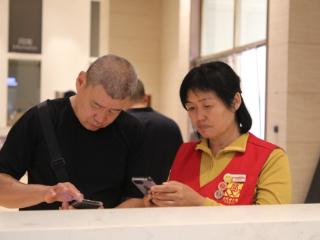 豫人为善丨一场无声的温情接力 他们帮游客开启寻房“加速度”