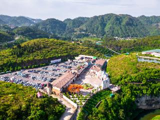 贵州黔西：游羊驼小镇 享假日时光