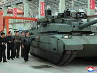 金正恩视察重要坦克厂 称朝鲜式坦克核心技术取得很大进展