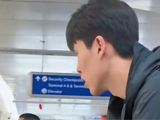 中国两新星赴美！杨瀚森落地洛杉矶开启特训，林葳已启程备战选秀