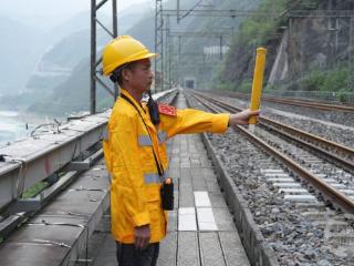 五一·坚守｜他们在深山为铁路安全“站岗”