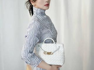 刘涛又瘦了，穿“褶皱裙”身材细的像竹竿，一点都不像奔五的人