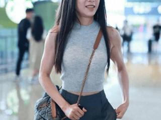 58岁李若彤穿无袖针织衫+阔腿裤走机场，时尚减龄，嫩得像小姑娘