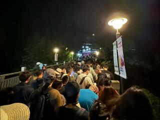 下山排队七八个小时，上千游客深夜滞留大喊退票，张家界致歉