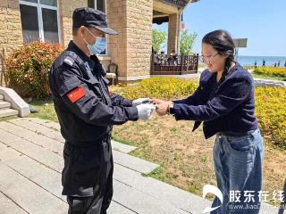 虞美人广场安保员拾金不昧 大学生手机失而复得
