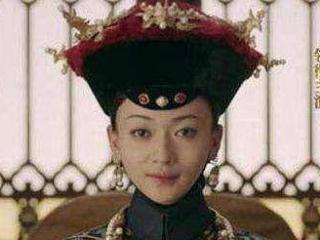 她出身显赫，一入宫就被封嫔，不如令妃受宠，却依然成为众妃之首