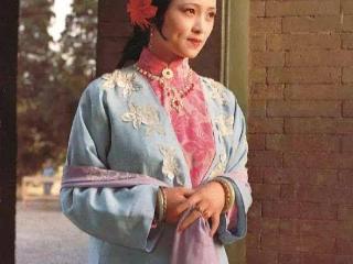 秦可卿刚死，贾母为何阻止宝玉前往宁府？她在怕什么？