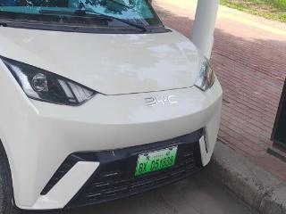 网友偶遇缩小版比亚迪海鸥：仔细一看logo竟是“3YC”