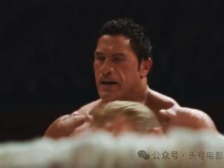 没认出来，巨石强森有头发了！坐飞机捡回一条命，新片演UFC冠军