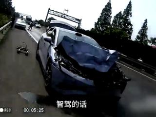 时速112km/h直怼大货车 司机：我开了智驾但AEB没生效