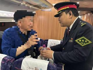 八旬老人误乘高铁 列车工作人员暖心相助