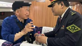 八旬老人误乘高铁 列车工作人员暖心相助