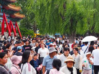 五一假日，济南大明湖游客如潮