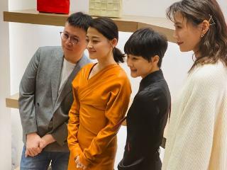 49岁梅婷减肥成功，穿裹身裙扎低马尾至少年轻20岁，颜值直线开挂