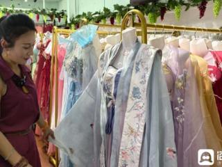 曹县汉服“五一”火爆西安 汉服店老板：一天只睡三小时 还得忙着学英语