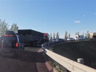 网友偶遇大堵车：竟因头车司机原地睡着了