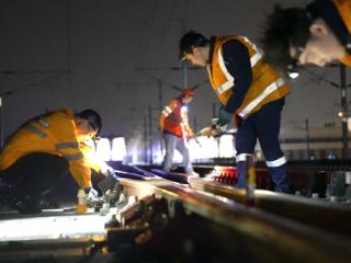 暗夜守护者|深夜钢轨听诊人，在毫米刻度间守护中国高铁安全网
