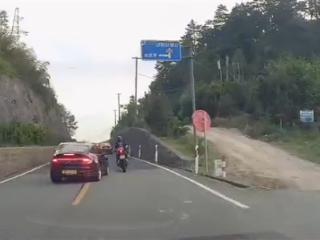 男子开保时捷超车撞倒摩托车骑手后更换车牌 官方通报：刑拘