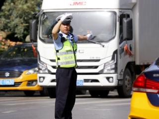 陕西渭南：临渭交警的五一假期 用敬业履职书写平安答卷
