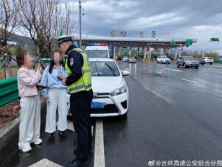 误上高速迷路慢行车 巡逻民警护航解危机
