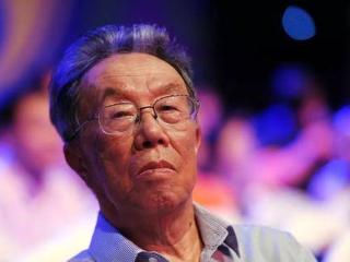 原创结婚55年的妻子患癌病逝，王蒙立刻迎娶小20岁娇妻，自称一见钟情