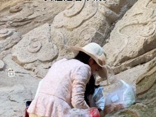 女子用钥匙挖“千年石窟”？景区最新回应：挖的是普通石英石
