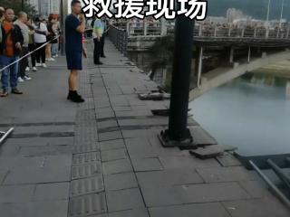 一辆轿车坠河 四川达州警方通报：驾驶人死亡