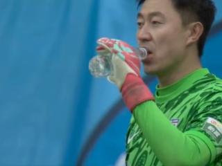 喝水哥又一名场面！喝水后飞身扑点，张玉宁造点后失点