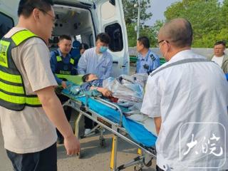 重症老人转院途中救护车抛锚，安徽高速上演“生命接力”