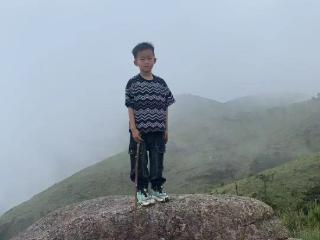 福建8岁男孩在海拔超1800米景区失踪 当地回应：下山途中走失，还在寻找中