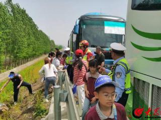 旅游大巴高速爆胎 临沂交警紧急援助转移乘客