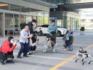 能送药、会唠嗑，这只杭州造机器狗如何“跑”进百姓生活