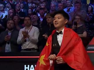 中国斯诺克历史性的一天！赵心童18-12夺冠 成亚洲首位世锦赛冠军