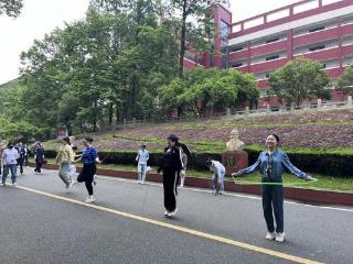 上高二中举办迎“五一”教职工跳绳比赛