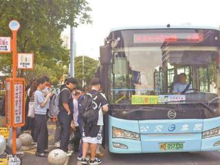 今年我市计划新增或优化50条公交“六进”服务线路