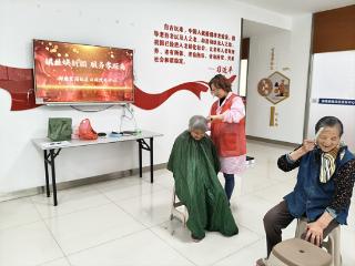 御苑家园社区开展“银丝焕新颜，服务零距离”便民理发服务