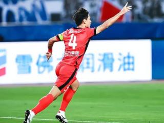 一场2:0让国足迎喜讯，海港失意之人爆发，伊万喜添中场全能猛将