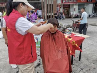 济阳街道财工街社区开展爱心义剪进社区活动