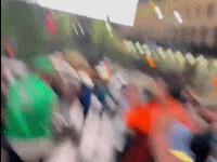 孤军奋战绿军球迷落单遭包围嘲讽 警察保护离场时摔下楼梯