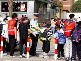 陕西渭南：开启“警校家”护学模式 畅通校园周边交通秩序