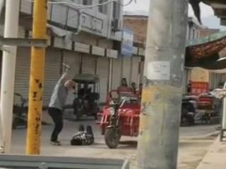 西安62岁男子当街殴打妻子，警方：行拘！