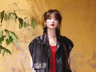 不愧是冻龄女神，37岁毛晓彤穿皮衣+红裙，少女感直接拉满了