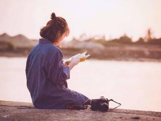 人到中年，若有异性主动接近你，往往逃不出2个真相
