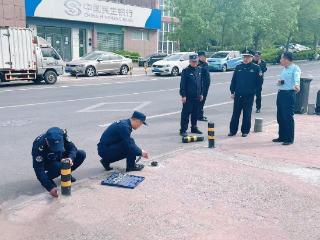 济南市中区十六里河：城管进社区，拆除违规隔离桩