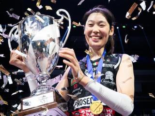 郎婷盛世再现！郎平现场见证朱婷欧冠夺冠+双圈全满贯，师徒情深