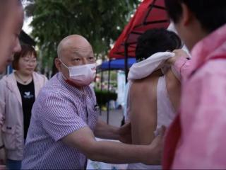 新泰市人民医院组织中医药健康夜市义诊弘扬中医药文化