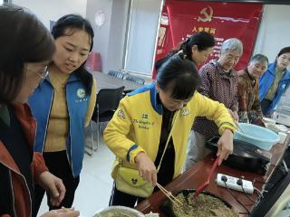 南苑街道水景园社区开展槐花饼制作活动