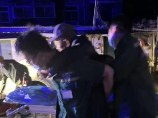 凌晨，他们与时间赛跑！医者仁心照亮生命之路
